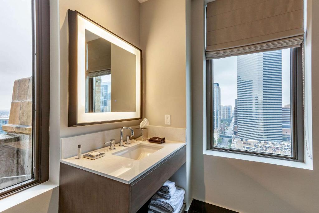 Cambria Hotel Houston Downtown Convention Center, photo 2