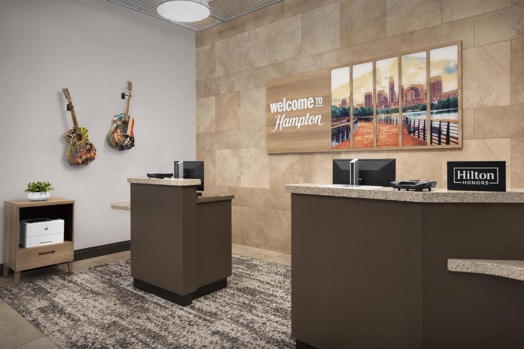 Hampton Inn and Suites Austin University Capitol, photo 1