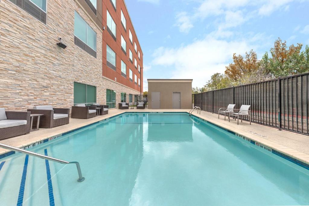 Holiday Inn Express & Suites Austin Airport East by IHG, photo 2