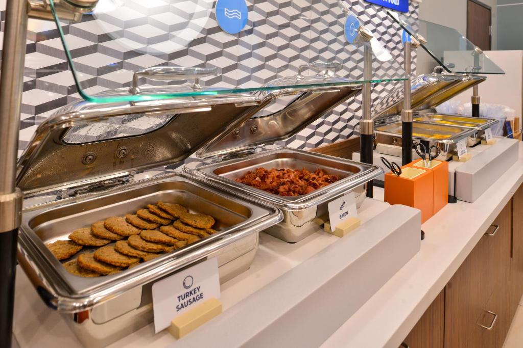 Holiday Inn Express & Suites Austin North Central by IHG, photo 3