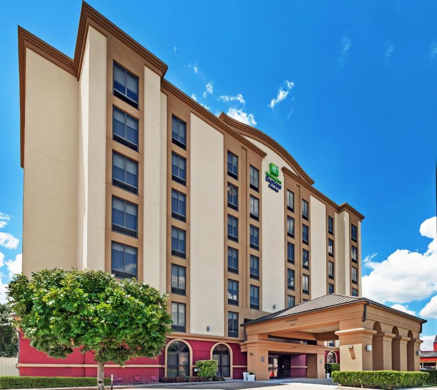 Holiday Inn Express & Suites Houston - Memorial Park Area by IHG, photo 1