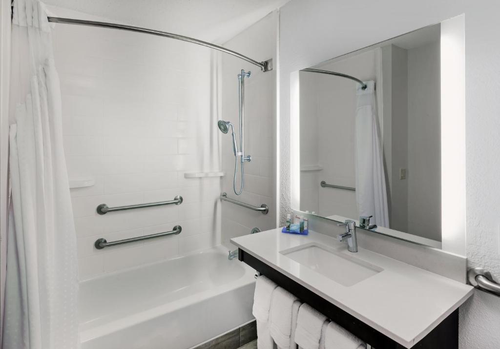 Holiday Inn Express & Suites Houston - Memorial Park Area by IHG, photo 3