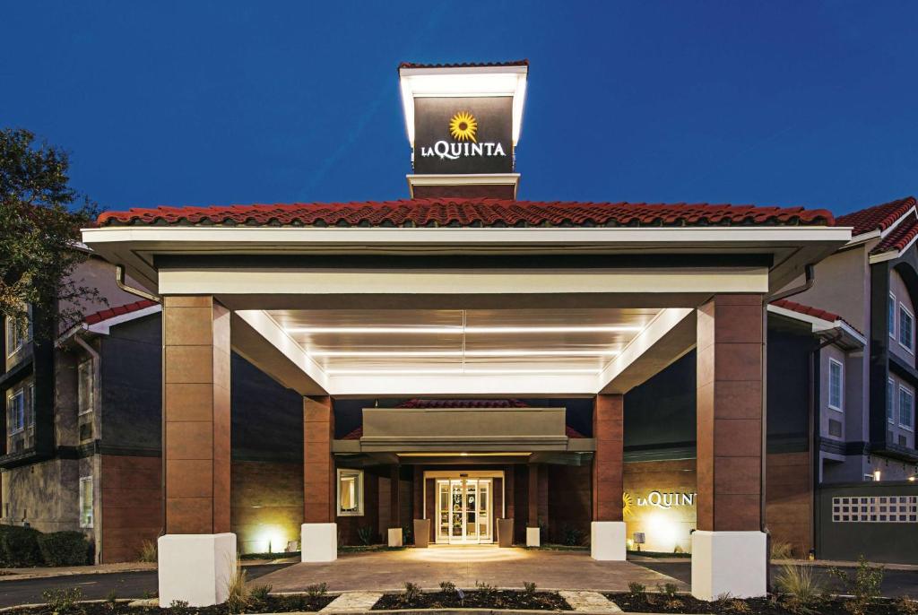 La Quinta Inn & Suites by Wyndham Austin Near The Domain, photo 1