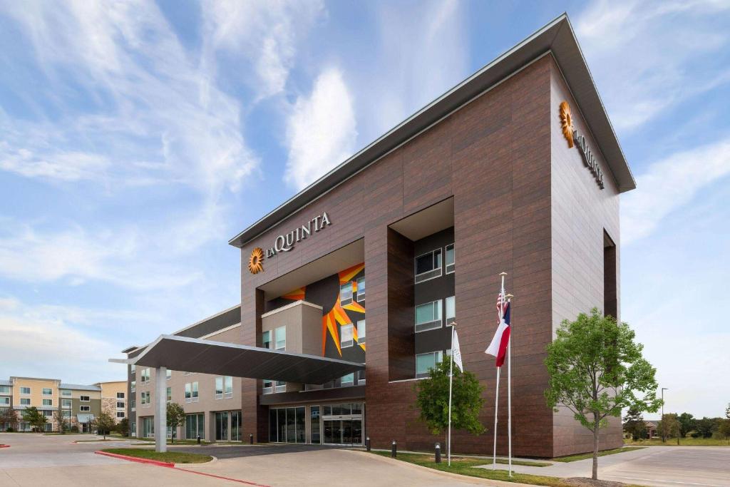 La Quinta Inn & Suites by Wyndham Austin Parmer Tech Ridge, photo 1