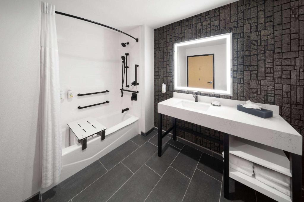 La Quinta Inn & Suites by Wyndham Austin Parmer Tech Ridge, photo 3
