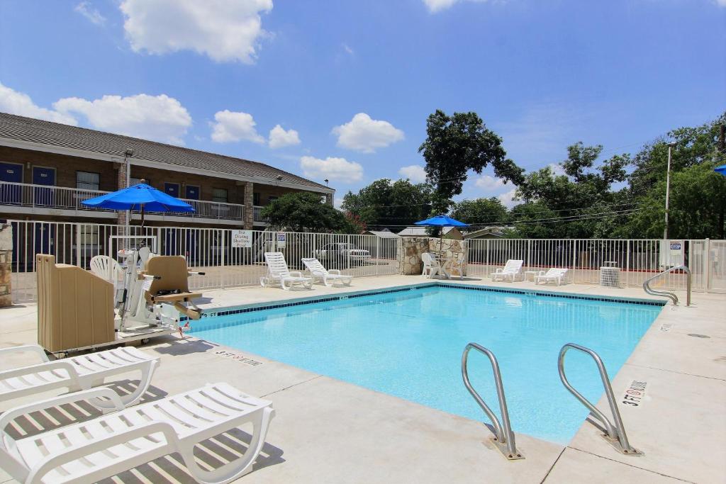 Motel 6 Austin, TX - Central Downtown UT, photo 1