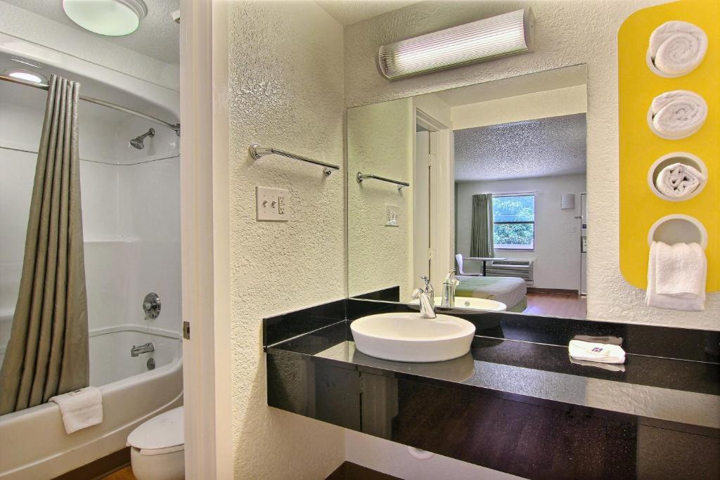 Motel 6 Austin, TX - Central Downtown UT, photo 3