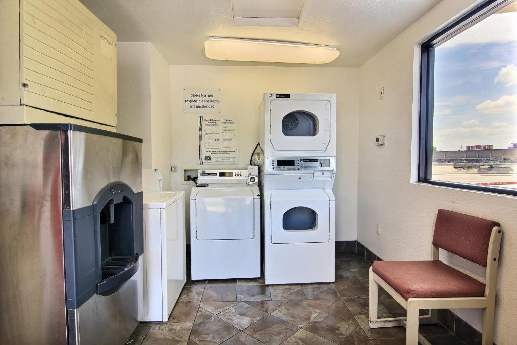 Motel 6 Austin, TX - Central Downtown UT, photo 4