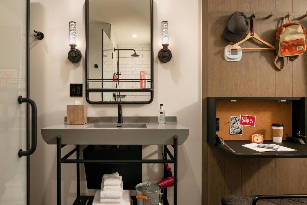 Moxy Austin - University, photo 3