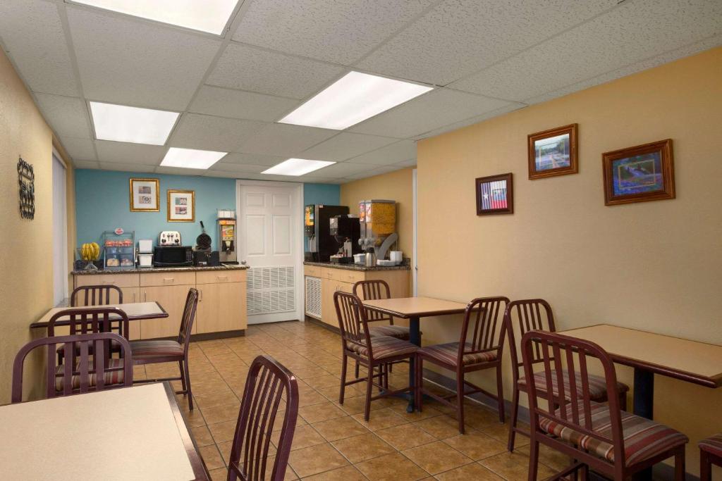 Super 8 by Wyndham Austin Downtown/Capitol Area, photo 4