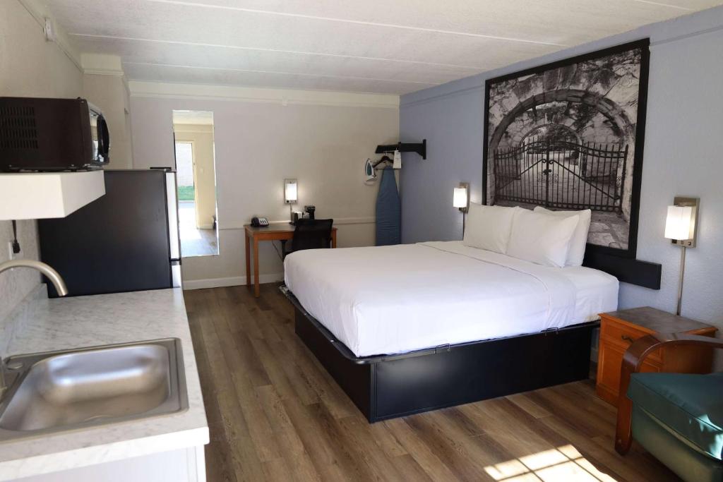Super 8 by Wyndham Austin South I-35, photo 1