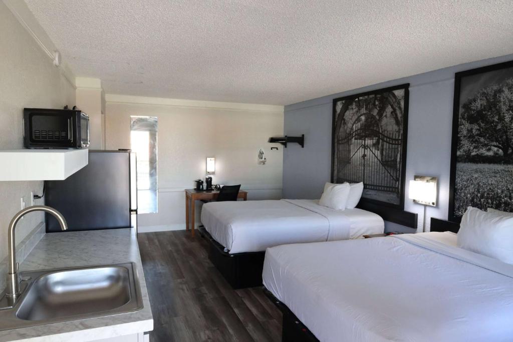 Super 8 by Wyndham Austin South I-35, photo 2