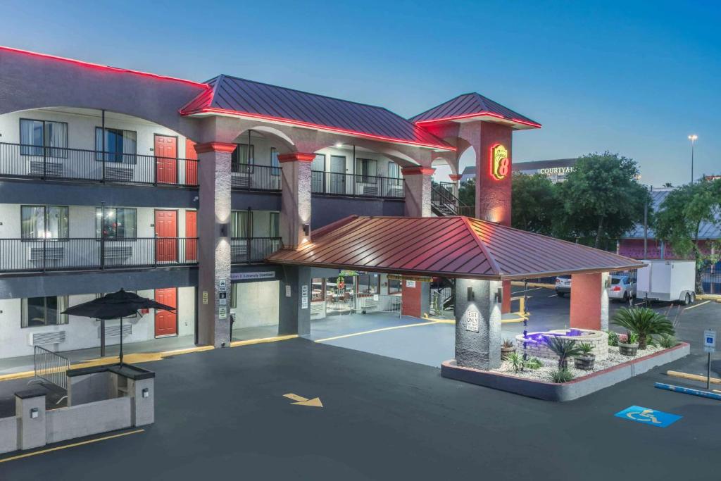 Super 8 by Wyndham Austin University/Downtown Area, photo 1