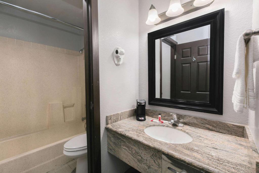 Super 8 by Wyndham Austin University/Downtown Area, photo 3